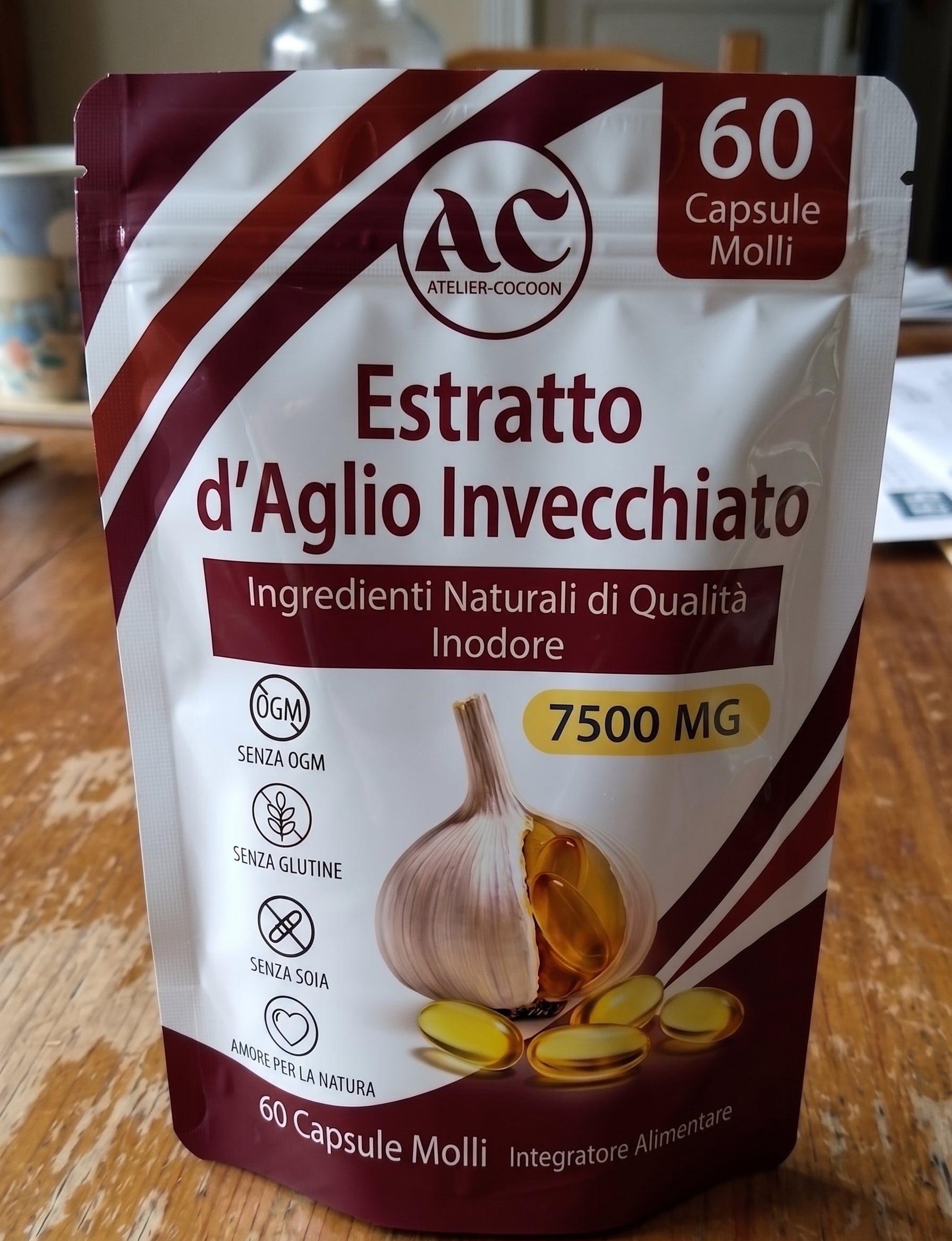Confezione di Estratto d'Aglio Invecchiato 60 capsule molli su un tavolo di legno Immagine
